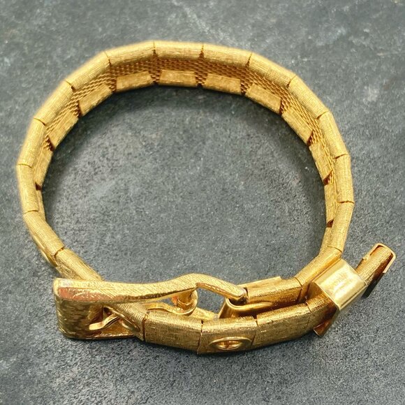 VINTAGE Gold toned metal adjustable belt bracelet 1960s 1970s statement jewelry - Picture 8 of 10